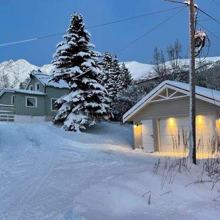 House With Garage In Central Lyngen Lyngseidet Exterior foto