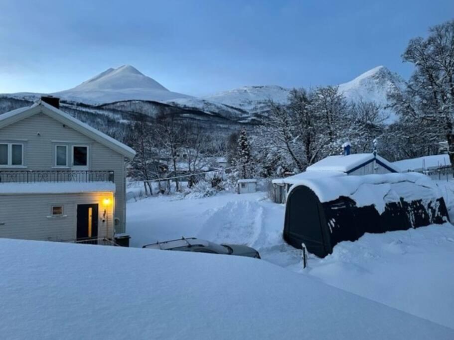 House With Garage In Central Lyngen Lyngseidet Exterior foto